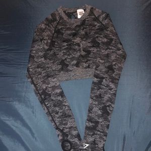 Grey patterned Gymshark crop top. Long sleeves in size small